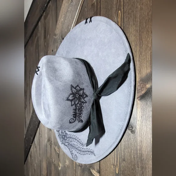 NWT Elegant Gray Floral Sued Burned Fedora Hat - Picture 3 of 5